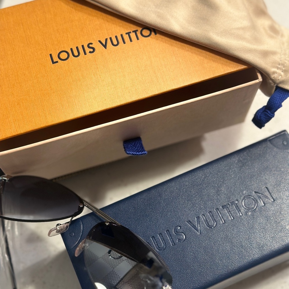 Louis Vuitton Damier Black Sunglasses - Picture 4 of 8